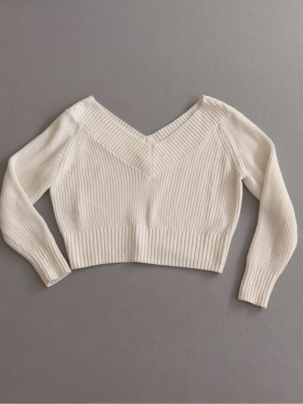 H&M White V-Neck Cropped Knit Sweater